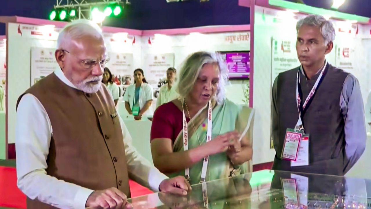 Prime Minister Narendra Modi being briefed by officials on the PM MITRA Park plan during the foundation stone laying ceremony.